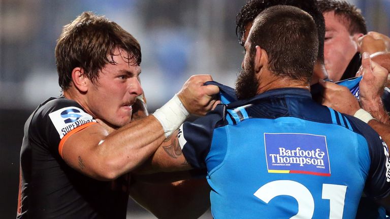 Gonzalo Bertranou (L) of the Jaguares and Billy Guyton (R) of the Auckland Blues clash 