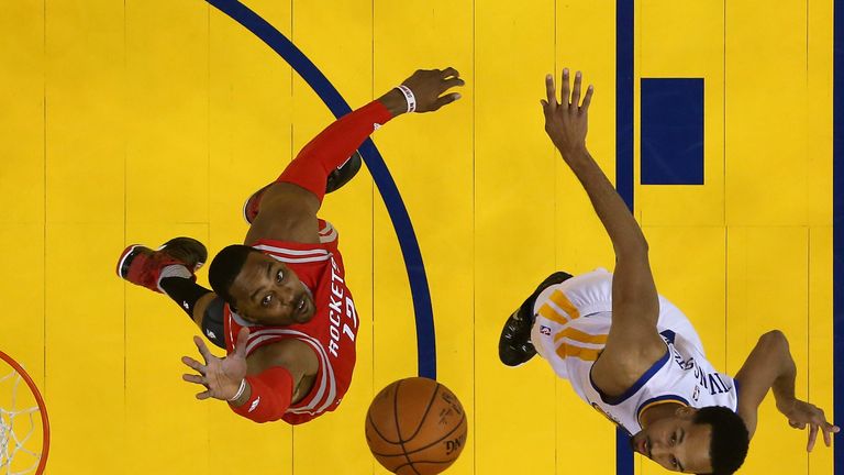 Shaun Livingston (right) of the Golden State Warriors shoots over Dwight Howard of the Houston Rockets