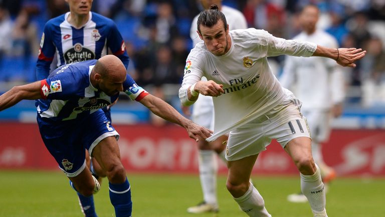 Manuel Pablo (left) vies with Gareth Bale