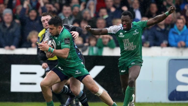 Tiernan O'Halloran beats Stuart Hogg to score Connacht's second try