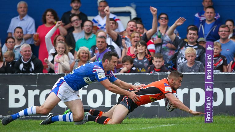 Castleford's Greg Minikin crosses for a try