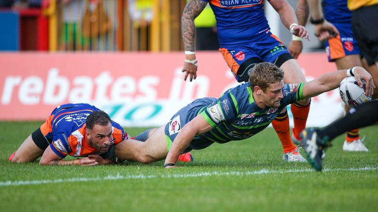 Leeds' Jimmy Keinhorst stretches to score his side's first try