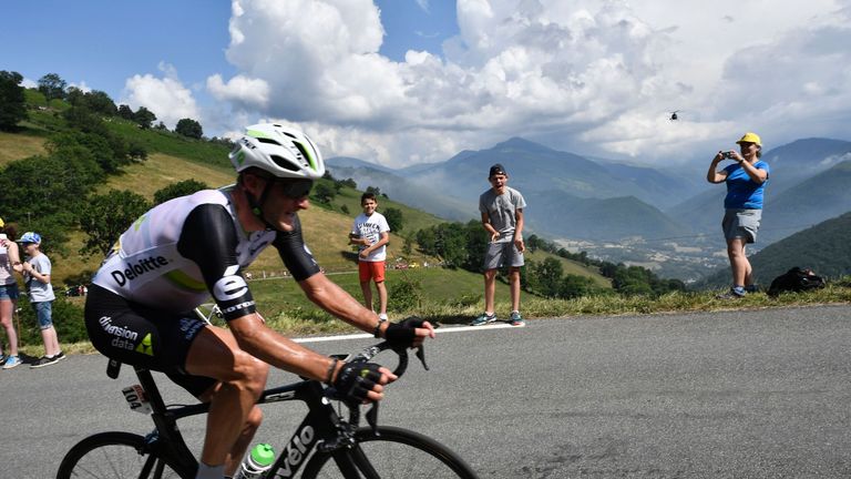 Cummings pulled away from his chasers on the Col d'Aspin