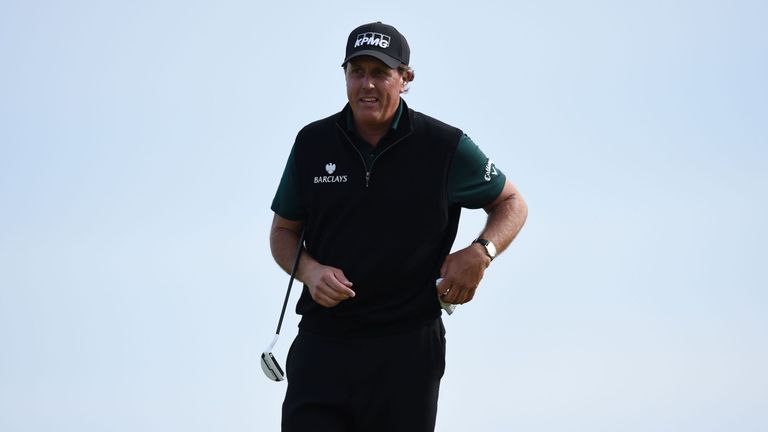 Mickelson's round featured eight birdies, including at 16 and 17 in a late charge