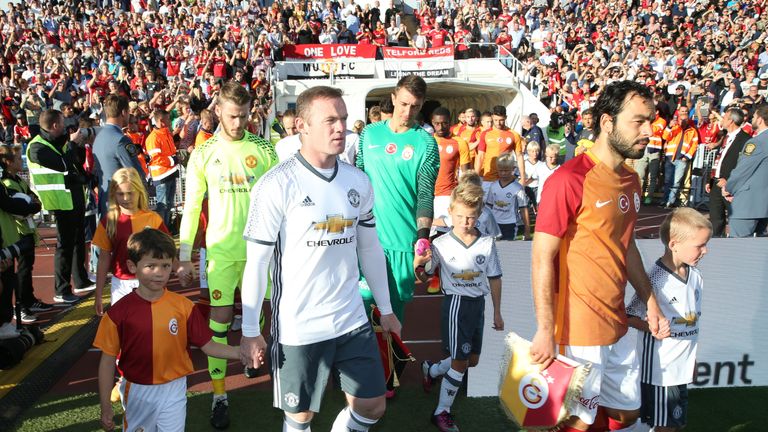 Wayne Rooney wears the United third kit against Galatasaray