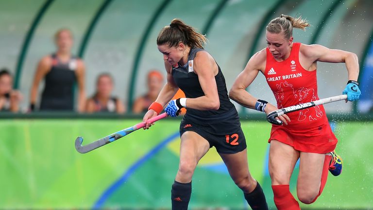 Netherlands' Lidewij Welten (L) vies with Britain's Kate Richardson-Walsh