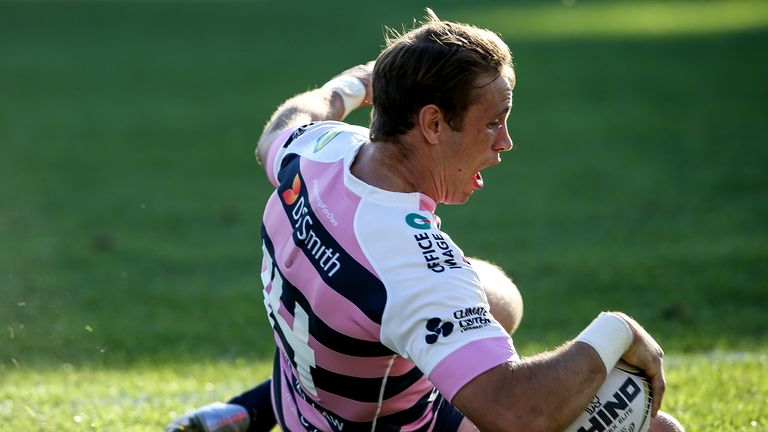 Blaine Scully scores a try against Zebre