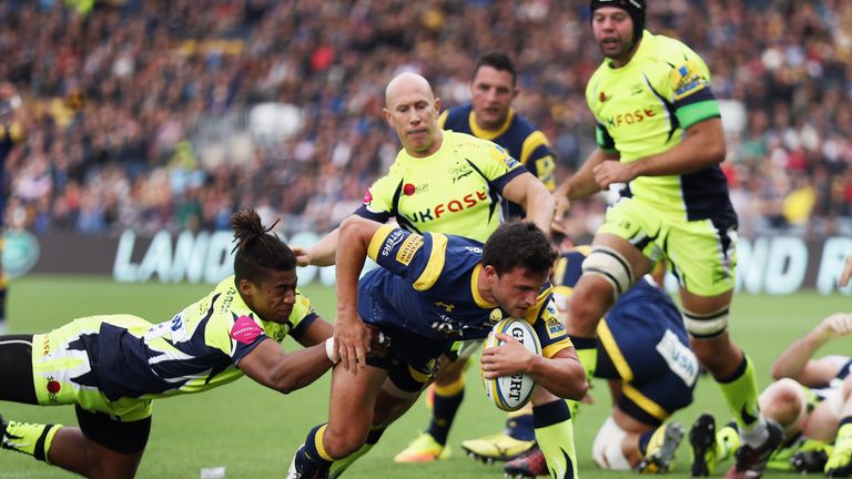 Jonny Arr scores a try against Sale