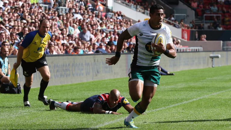  Ken Pisi rounds Bristol's Tom Varndell to score