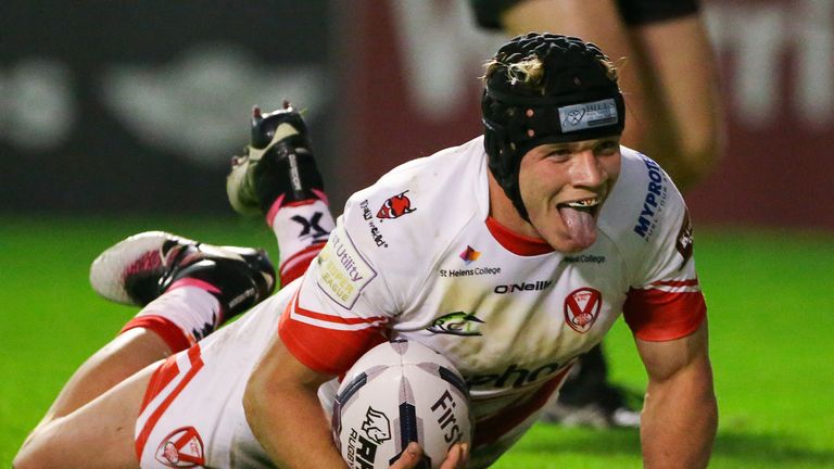 Jonny Lomax celebrates his 38th-minute try