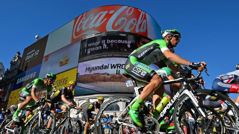 The peloton passes Piccadilly Circus on stage eight