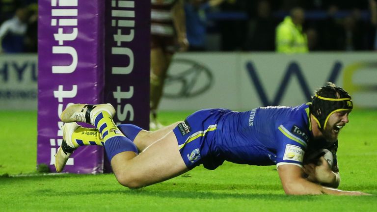 Chris Hill scoring Warrington's third try 
