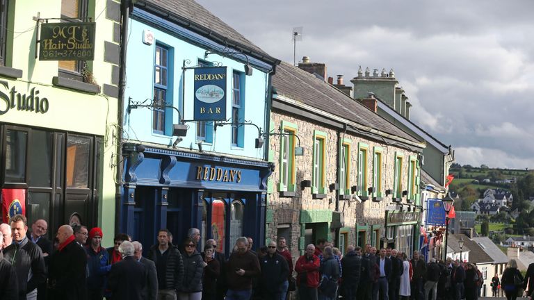 Thousands pay respects to Anthony Foley in Killaloe | Rugby Union News ...