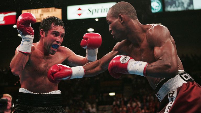 Bernard Hopkins (R) stopped Oscar De La Hoya to defend his middleweight titles in 2004