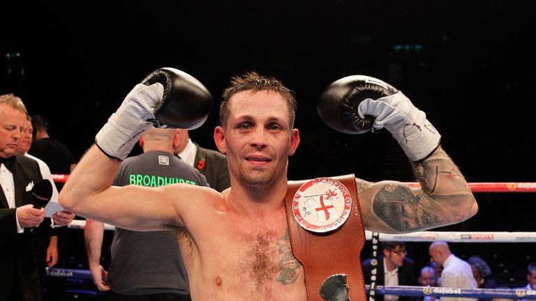 Don Broadhurst beat Louis Norman via split decision to win the English super-flyweight title