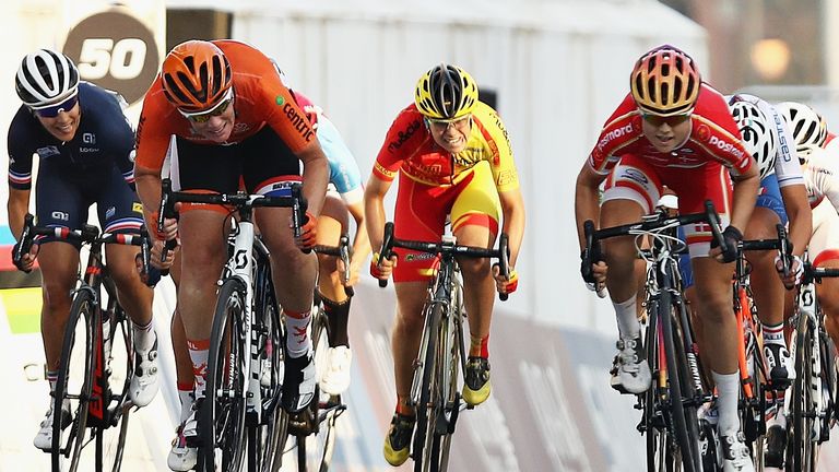 Dideriksen (right) defeated Kirsten Wild (left) in a sprint