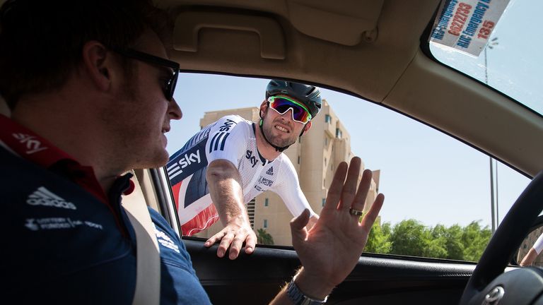 Cavendish discusses strategy with Great Britain coach Rod Ellingworth (Picture: SWpix.com)
