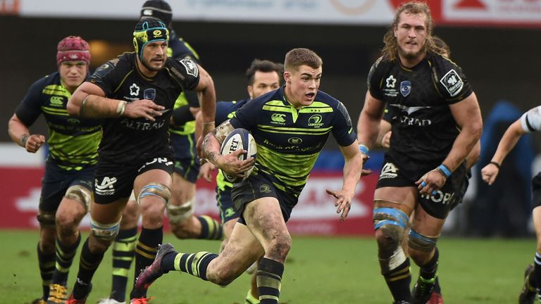 Leinster's Robbie Henshaw (centre) runs with the ball