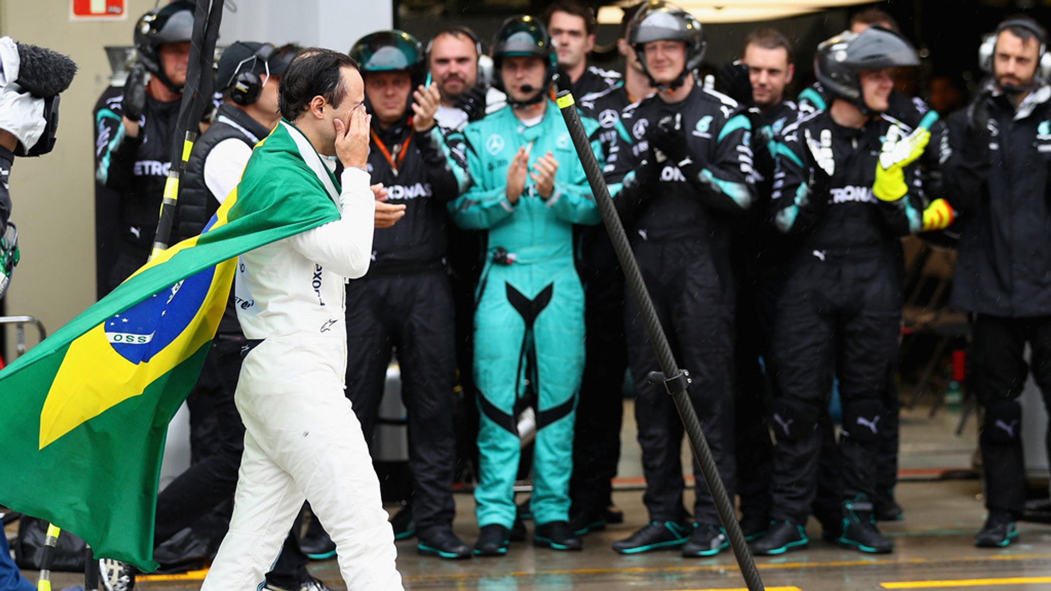 F1: Felipe Massa in tears at farewell after Brazilian GP