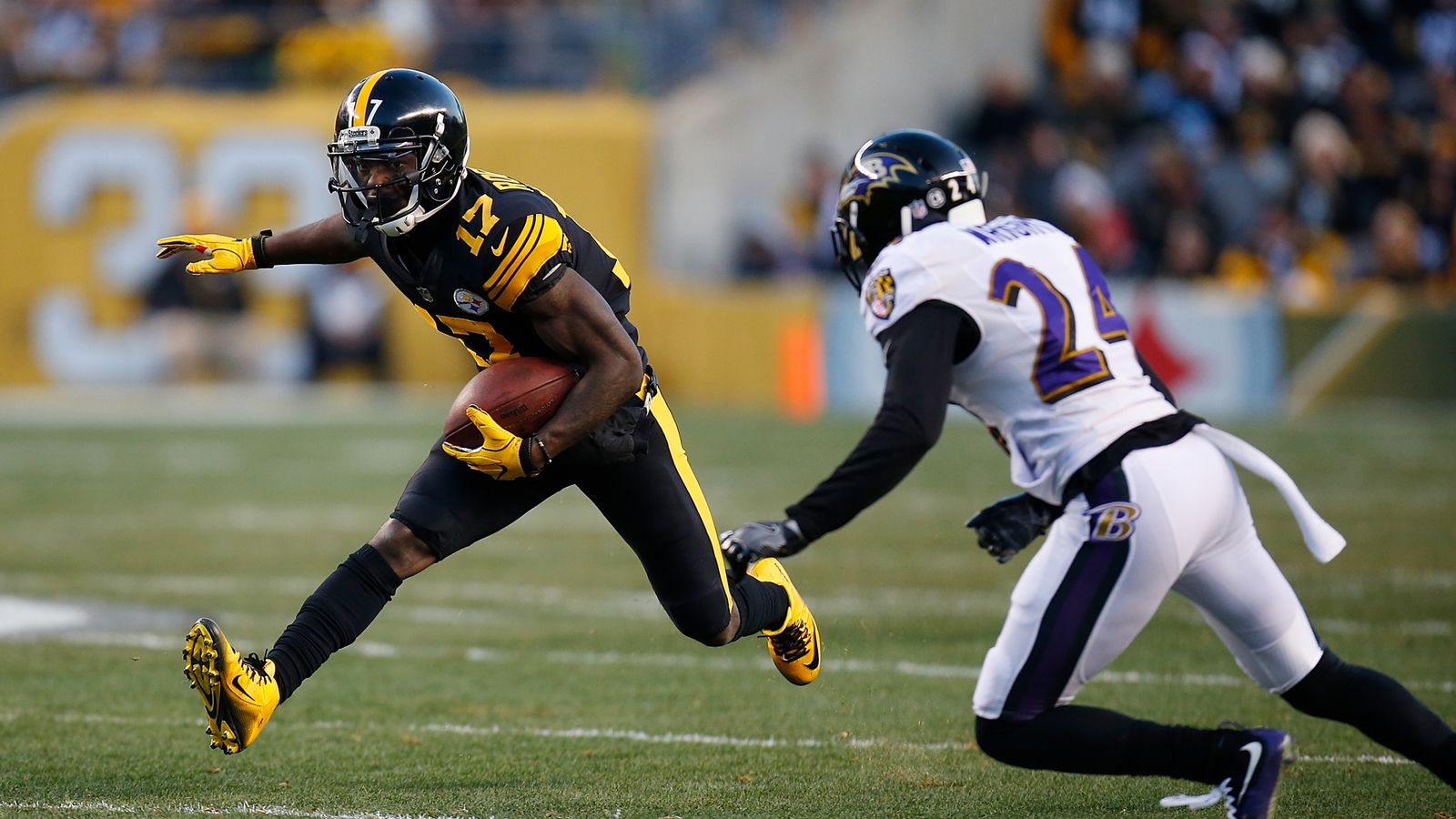 Pittsburgh Steelers wide receiver Eli Rogers tangles with