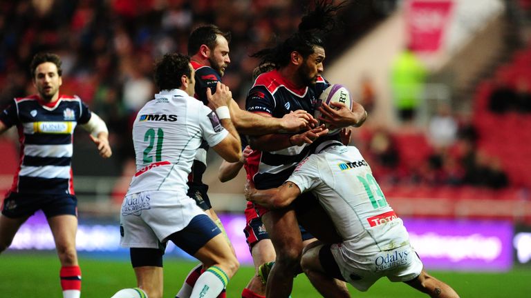 Thretton Palamo  is tackled by Julien Fumat