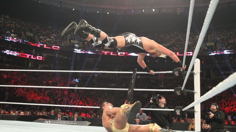 Jack Swagger attempts a Swagger Bomb on Alberto Del Rio