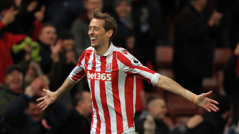 Peter Crouch has signed a new one-year contract to remain at Stoke 