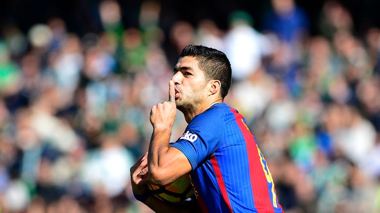 Luis Suarez celebrates his late goal for Barcelona