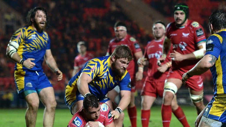 Scarlets' Aaron Shingler scores his side's second try against Zebre