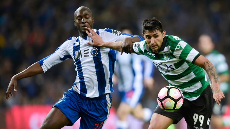 Porto midfielder Danilo Pereira (L) vies with Sporting forward Alan Ruiz