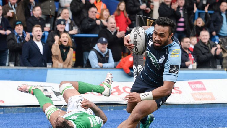 Willis Halaholo gets away from Treviso's Filo Paulo to score