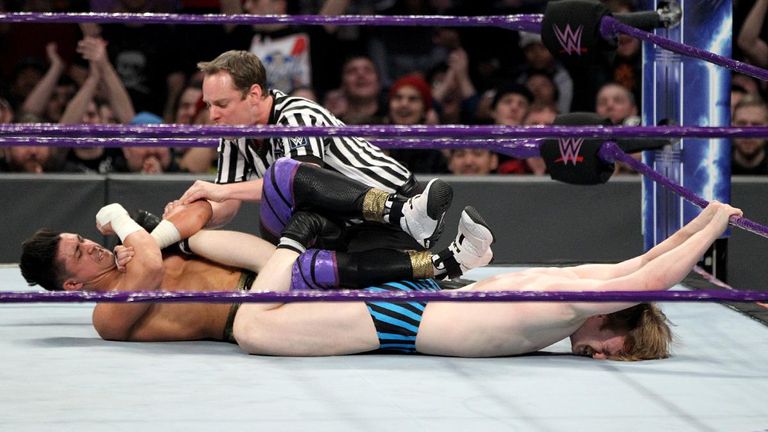 Perkins pains Gallagher with a submission move