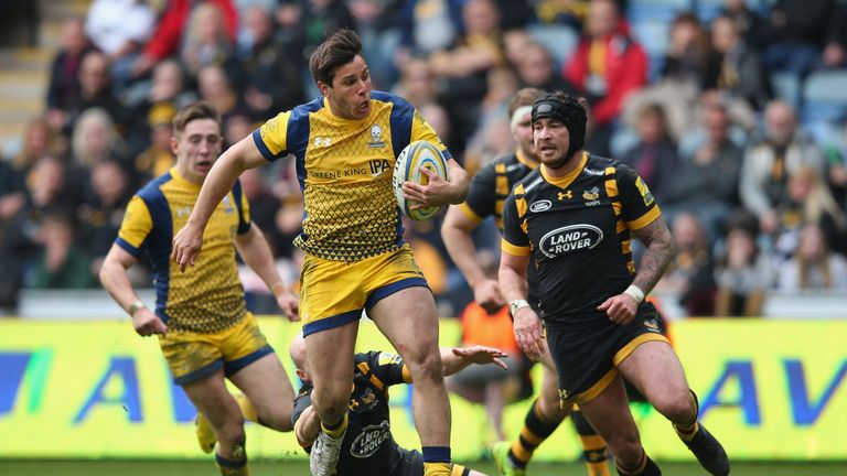 Dean Hammond of Worcester Warriors holds off a challenge from Joe Simpson and Danny Cipriani 