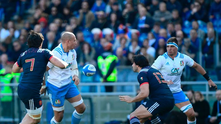 Sergio Parisse runs a dummy line at the French defence