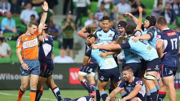 David Horowitz is mobbed after scoring the winning try