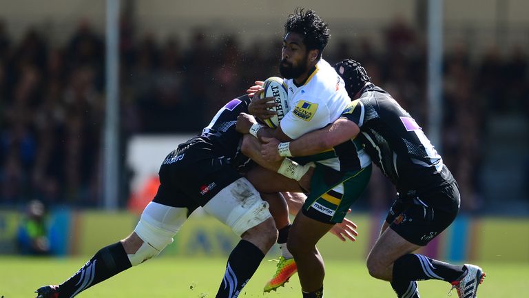 Ahsee Tuala is tackled by Dave Ewers (L) and Jack Yeandle