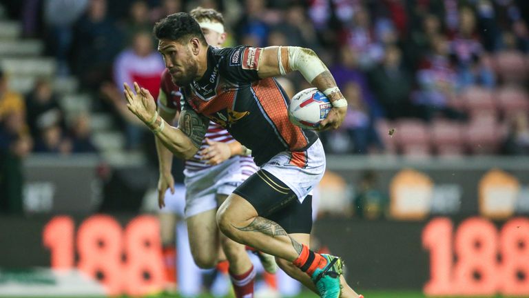 Jesse Sene-Lefao charging in for his try