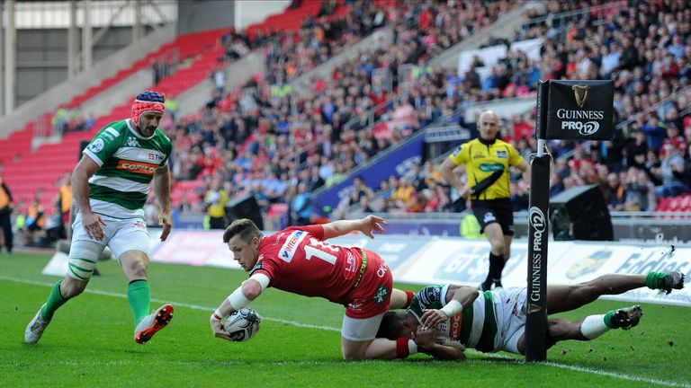 Steffan Evans scoring his side's second try of the evening