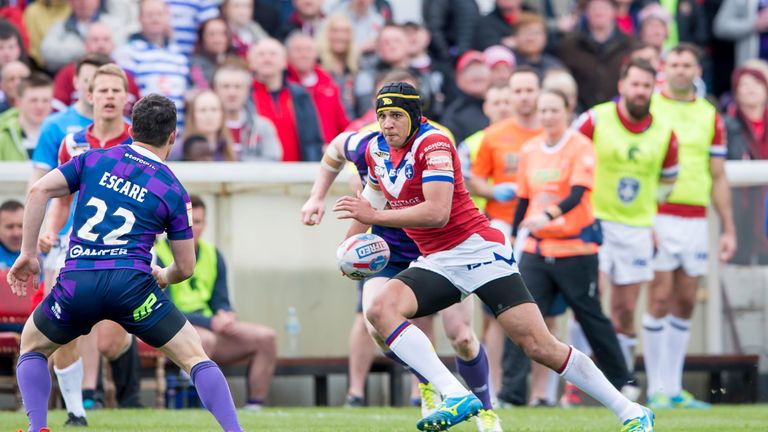 Ben Jones-Bishop scored tries in each half as Wakefield produced a stirring late comeback