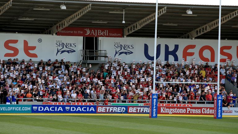 A minute's silence is held in memory of the victims of the Manchester terror attack before kick-off