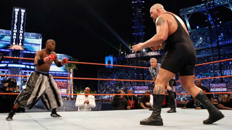 Floyd Mayweather had a major size disadvantage when he took on the Big Show in WWE