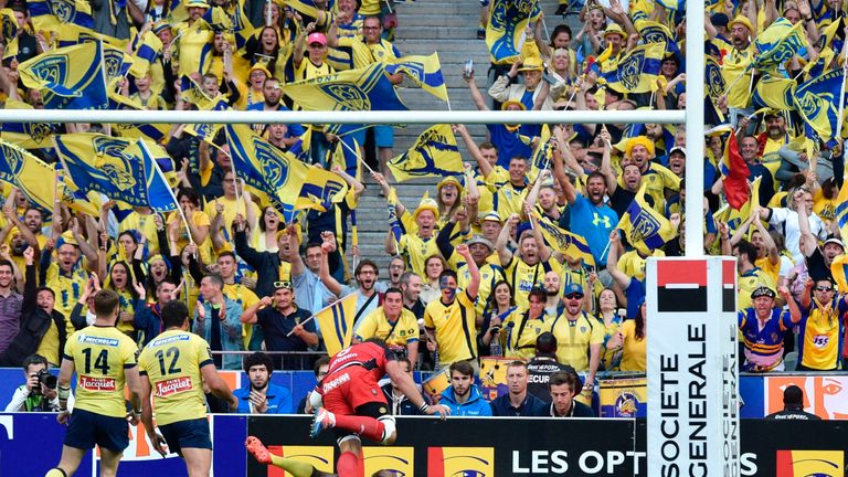 Alivereti Raka scoring Clermont's first try in the TOP 14 final