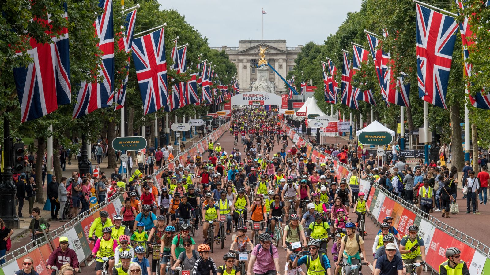 Thousands enjoy RideLondon as cyclists takes over the capital Cycling