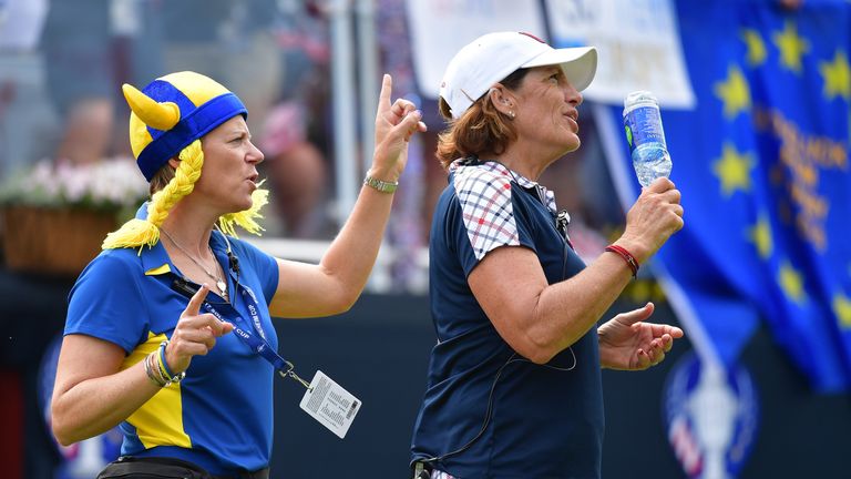 Annika Sorenstam dances with Juli Inkster on the first tee