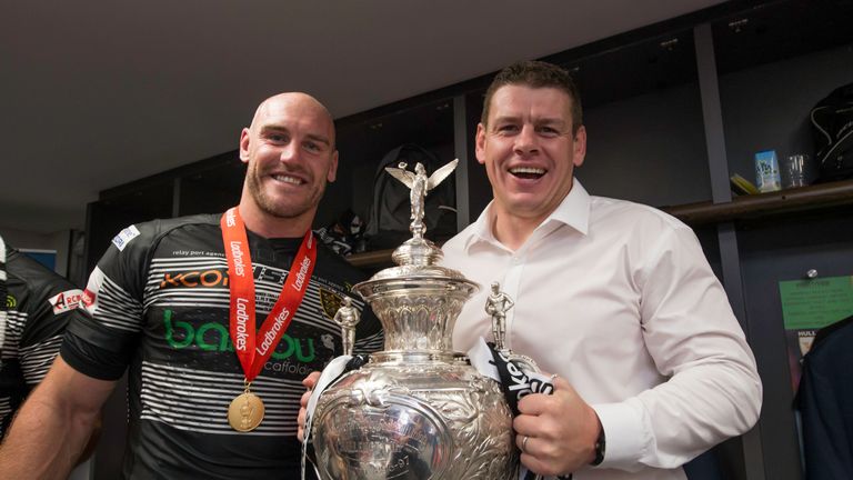 Lee Radford (r) poses with the Challenge Cup alongside Gareth Ellis