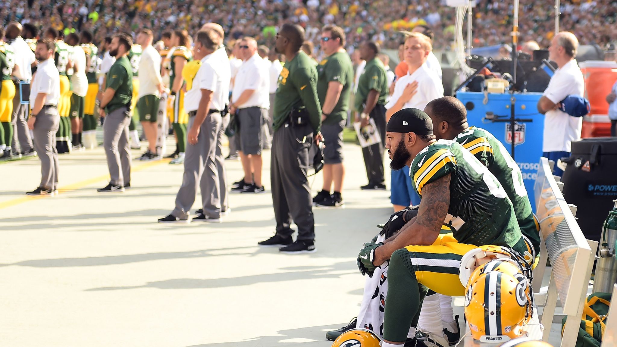 Packers lock arms during anthem; fans chant 'USA, USA'