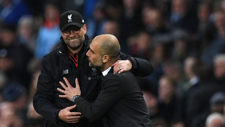 Jurgen Klopp y Pep Guardiola se saludan antes de un partido.