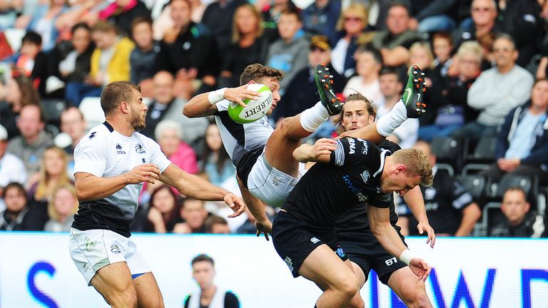 Matteo Minozzi collides with Ospreys' Bradley Davies