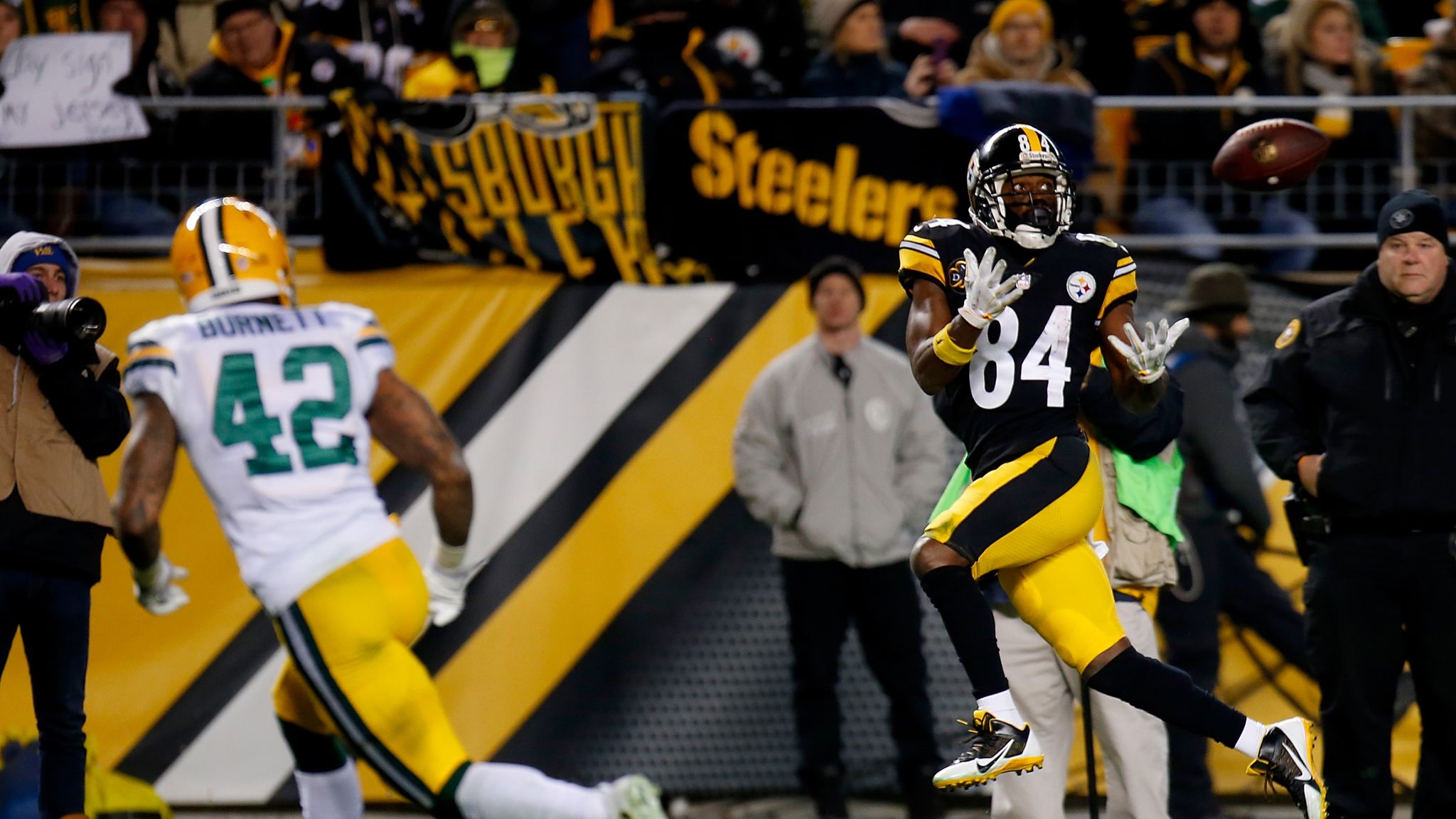 Browns end Steelers' four-game winning streak on surreal night in