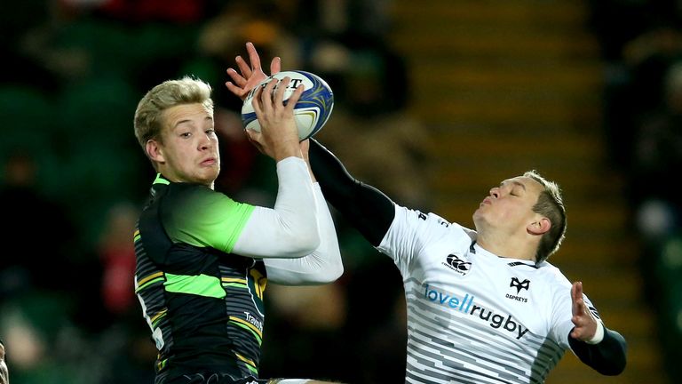 Saints' Harry Malinder and Ospreys' Hanno Dirksen compete for the ball